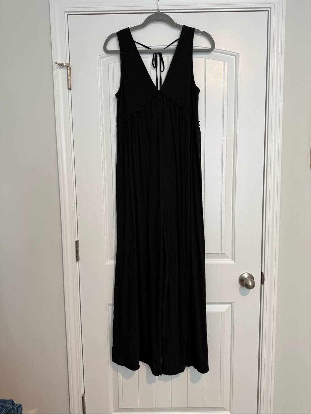 American Eagle Outfitters Black Sleeveless V‑Neck Jumpsuit